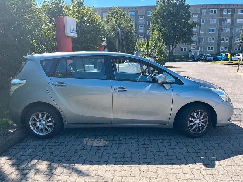 Gebraucht Toyota Verso Edition 147 PS (108 kW) 2012 Andere farben Van / Kleinbus
