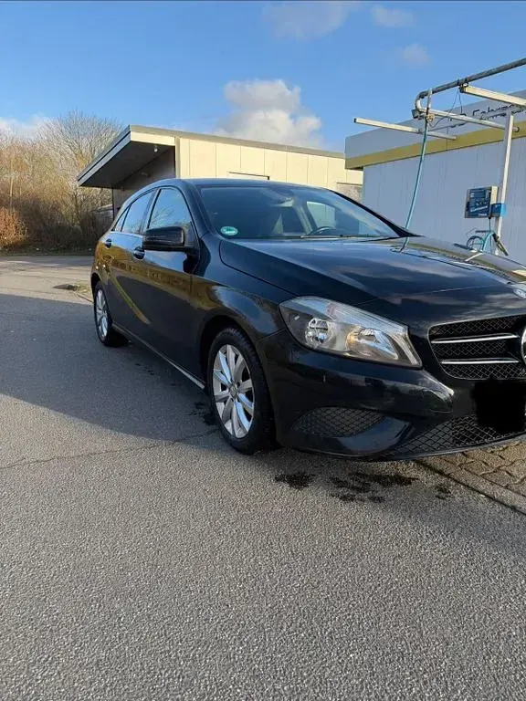 Gebraucht Mercedes A180 122 PS (89 kW) 2013 Schwarz Kleinwagen