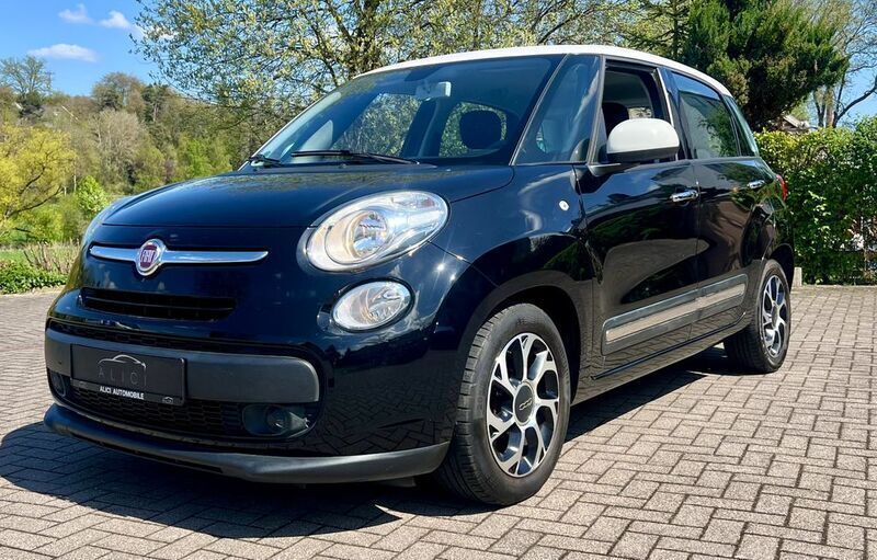 Schwarz Gebraucht 2016 Fiat 500L Pop Star Van / Kleinbus | 7.490 € (Fairer Preis) - Bild 1/4