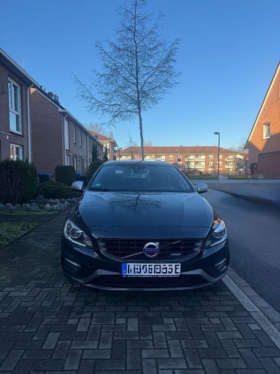 Grau Gebraucht 2014 Volvo V60 R-Design Kombi | 10.900 € (Fairer Preis) - Bild 1/4