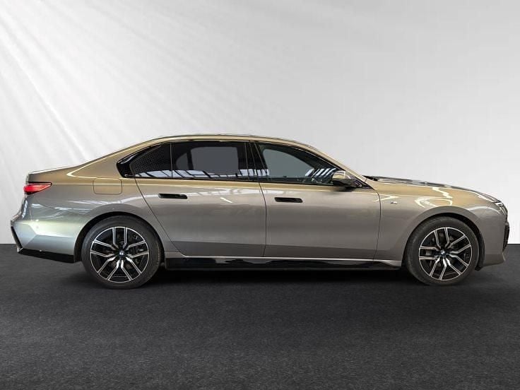 Gebraucht BMW 750e M Sport 489 PS (359 kW) 2024 Oxidgrau metallic Limousine