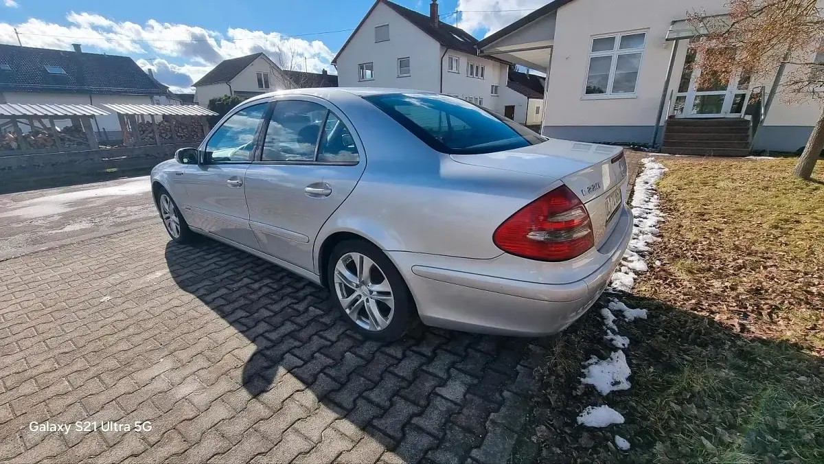Second-hand Mercedes E220 150 CP (110 kW) 2002 Argintiu Berlinǎ