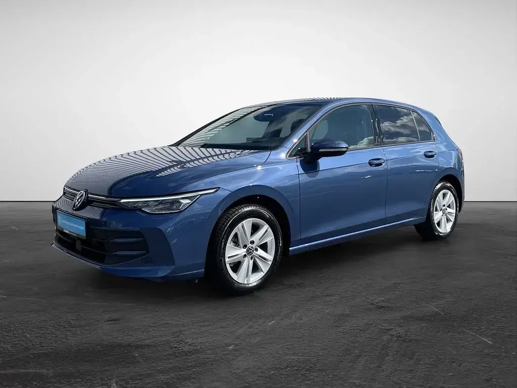 Gebraucht VW Golf VIII Life 150 PS (110 kW) 2025 Blau (anemonenblau metallic) Limousine