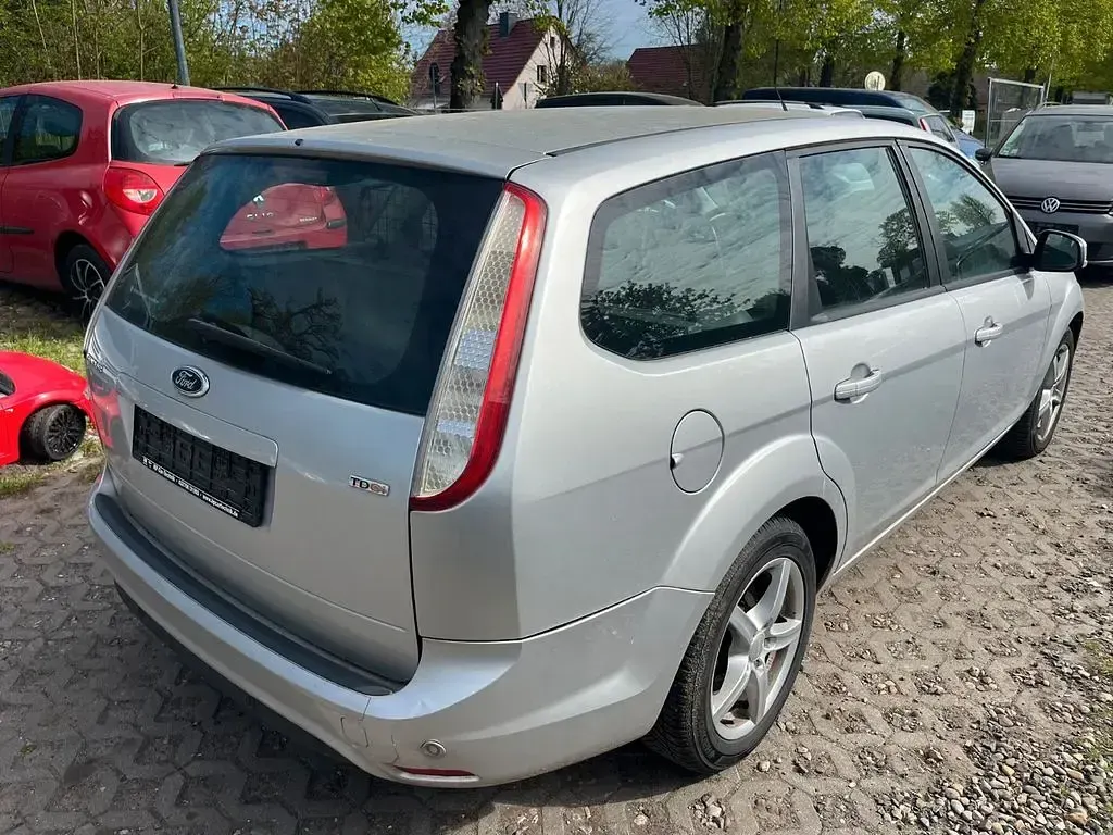 Usata Ford Focus 110 CV (80 kW) 2010 Argento Berlina