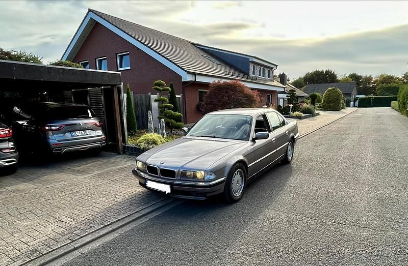 Beige Gebraucht 1997 BMW 735 Limousine | 3.990 € (Superpreis) - Bild 1/4
