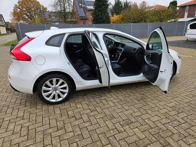 Weiß Gebraucht 2015 Volvo V40 You! Limousine | 11.300 € (Fairer Preis) - Bild 1/4