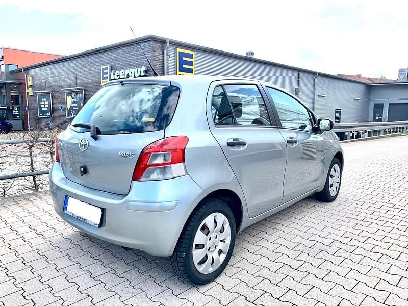 Gebraucht Toyota Yaris 69 PS (50 kW) 2010 Grau Kleinwagen