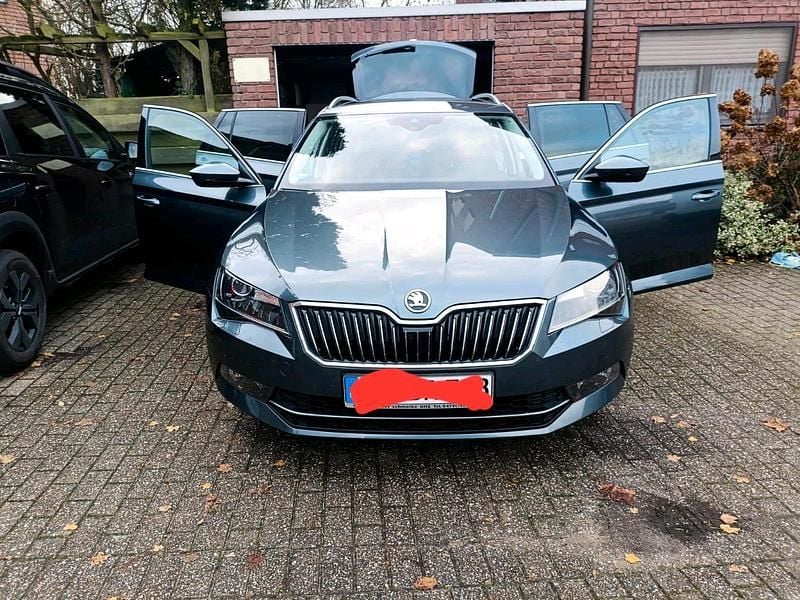 Grau Gebraucht 2017 Skoda Superb Kombi | 14.000 € (Guter Preis) - Bild 1/4