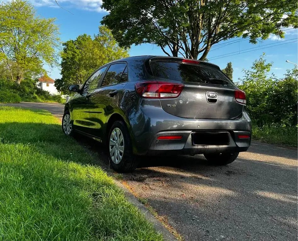 Używany Kia Rio Edition 7 84 KM (61 kW) 2017 Szary Sedan/Limuzyna