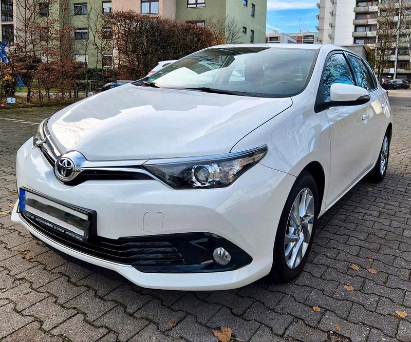 Weiß Gebraucht 2016 Toyota Auris Comfort Limousine | 10.200 € (Fairer Preis) - Bild 1/4