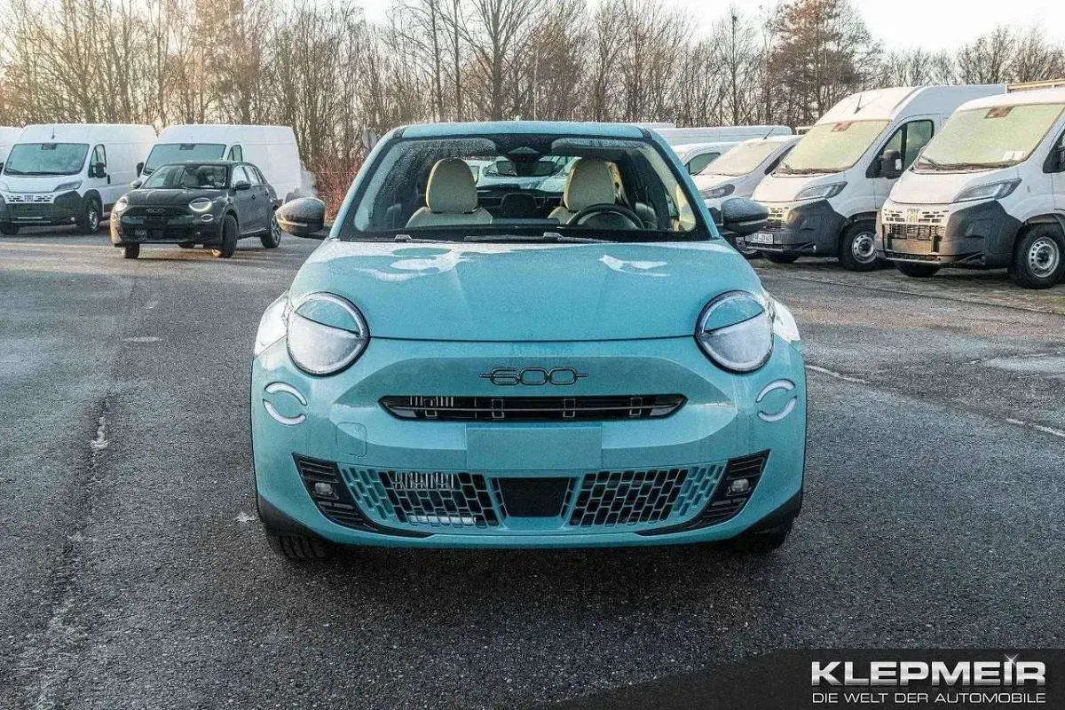 Neu Fiat 600 Icon 101 PS (74 kW) 2026 Blau SUV