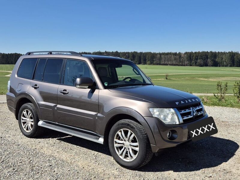Braun Gebraucht 2012 Mitsubishi Pajero Instyle SUV | 12.000 € (Guter Preis) - Bild 1/4