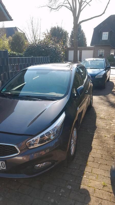 Grau Gebraucht 2013 Kia Ceed Kleinwagen | 5.750 € (Superpreis) - Bild 1/4