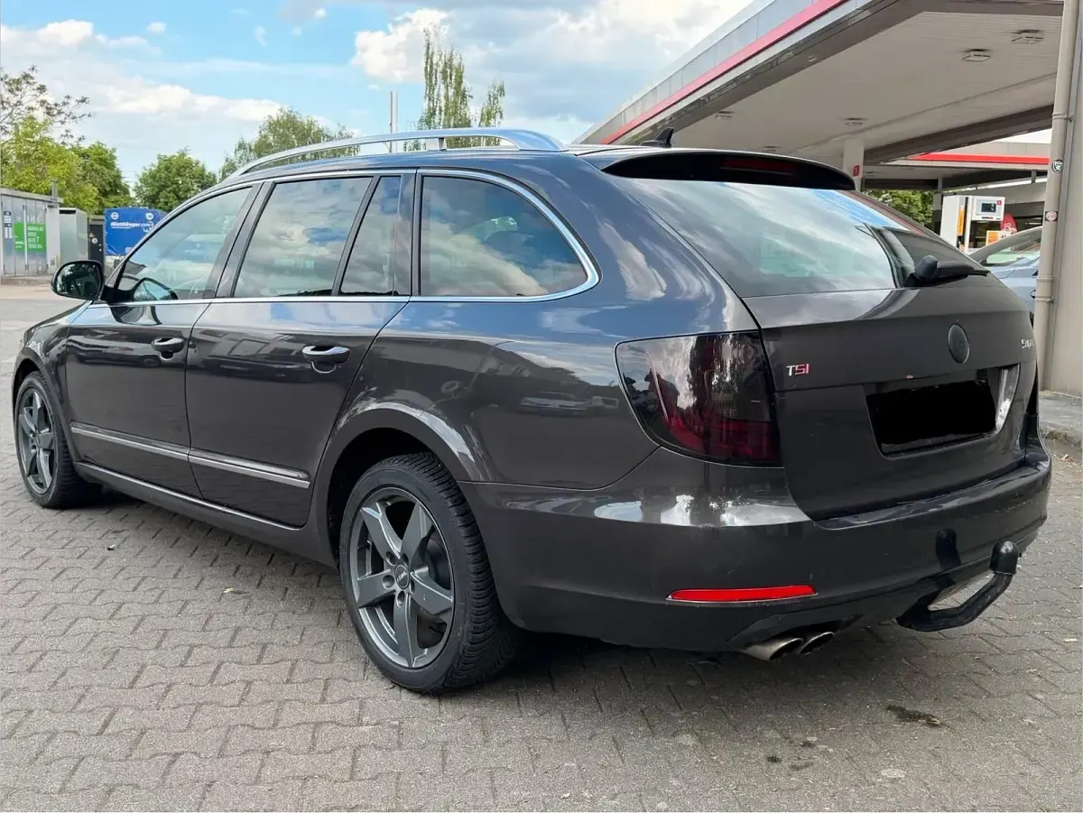 Używany Skoda Superb 200 KM (147 kW) 2011 Brązowy Kombi