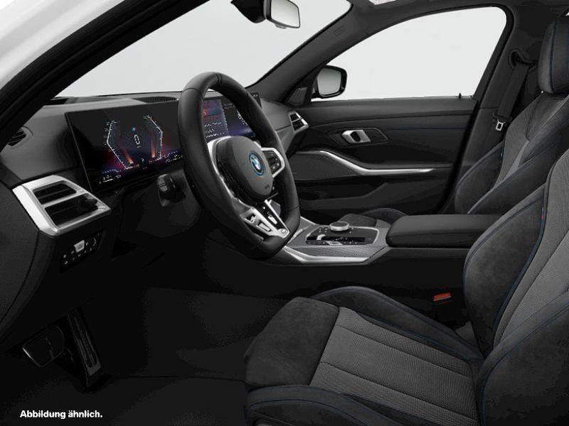 Gebraucht 2024 BMW 330e Comfort Edition Kombi | 51.788 € (Teuer) - Bild 1/2