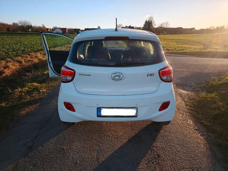 Gebraucht Hyundai i10 87 PS (63 kW) 2015 Weiß Kleinwagen