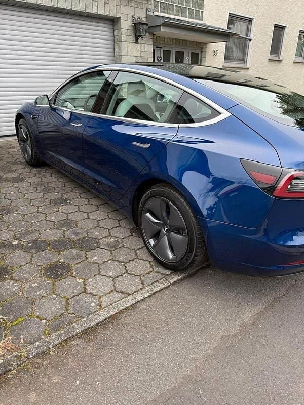 Second-hand Tesla Model 3 Standard Range 239 kW (325 CP) 2020 Albastru Berlinǎ