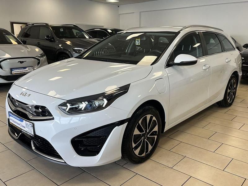Weiß Gebraucht 2022 Kia Ceed Sportswagon Spirit Kombi | 19.840 € (Fairer Preis) - Bild 1/4