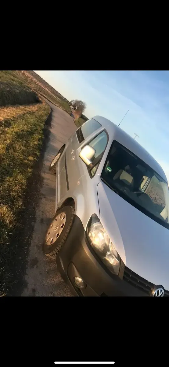 Second-hand VW Caddy 105 CP (77 kW) 2011 Argintiu Monovolum