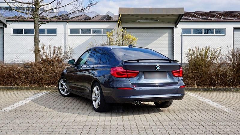 Gebraucht BMW 330 Sport Line 258 PS (189 kW) 2017 Grau Limousine
