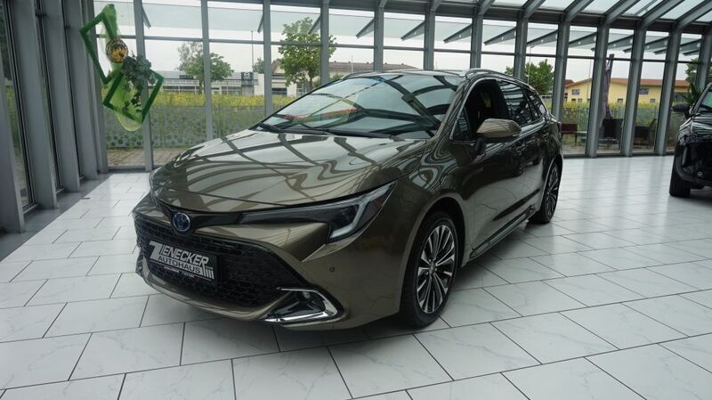 Manganbronze metallic Gebraucht 2023 Toyota Corolla Team Kombi | 33.490 € (Etwas zu teuer) - Bild 1/4