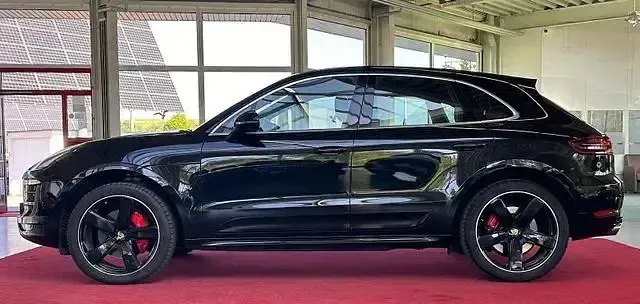 Gebraucht Porsche Macan Turbo Chrono 400 PS (294 kW) 2017 Tiefschwarzmetallic SUV