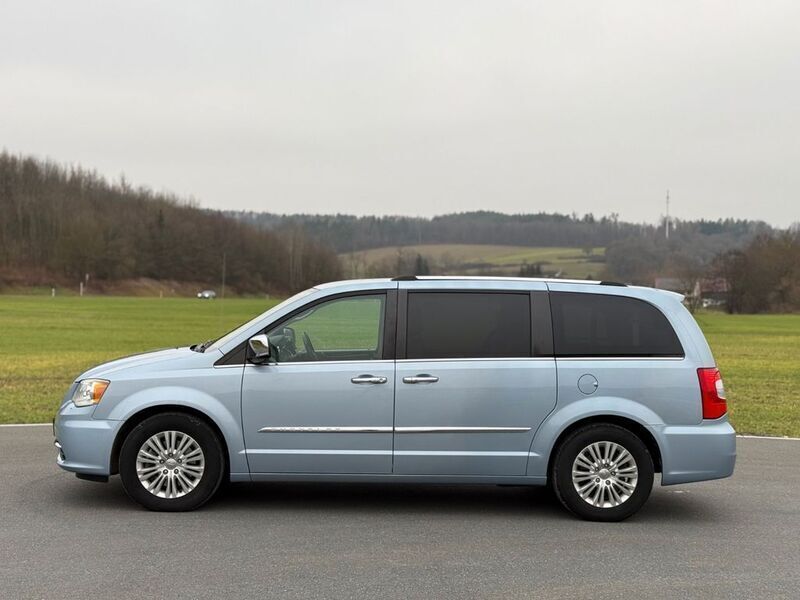 Gebraucht Chrysler Town & Country Limited 286 PS (210 kW) 2013 Blau Van / Kleinbus