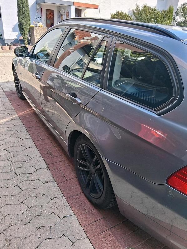 Gebraucht BMW 318 143 PS (105 kW) 2012 Grau Kombi