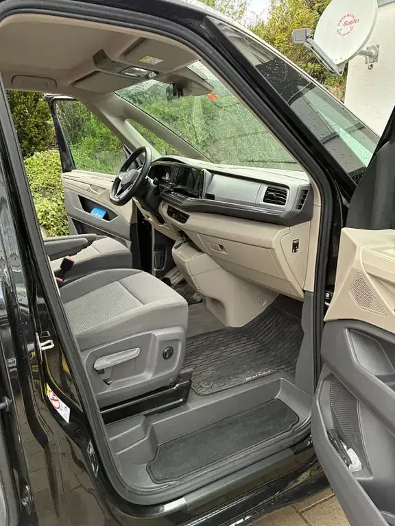 Gebraucht VW Multivan Life 150 PS (110 kW) 2023 Schwarz Van / Kleinbus