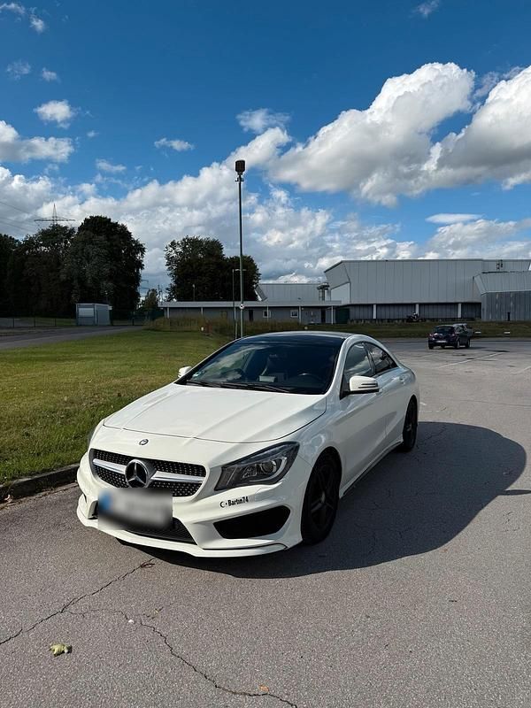 Weiß Gebraucht 2014 Mercedes CLA200 AMG line Coupé | 14.490 € (Fairer Preis) - Bild 1/4