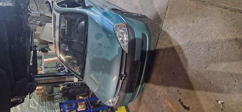 Grün Gebraucht 2003 Opel Corsa Njoy Limousine | 1.800 € (Etwas zu teuer) - Bild 1/4