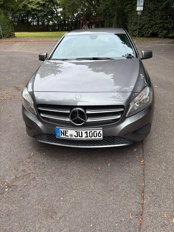 Grau Gebraucht 2014 Mercedes A180 Limousine | 11.500 € (Guter Preis) - Bild 1/4
