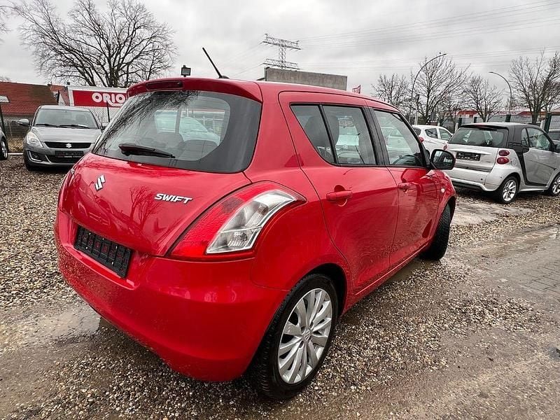 Gebraucht Suzuki Swift Club 94 PS (69 kW) 2012 Rot Kleinwagen