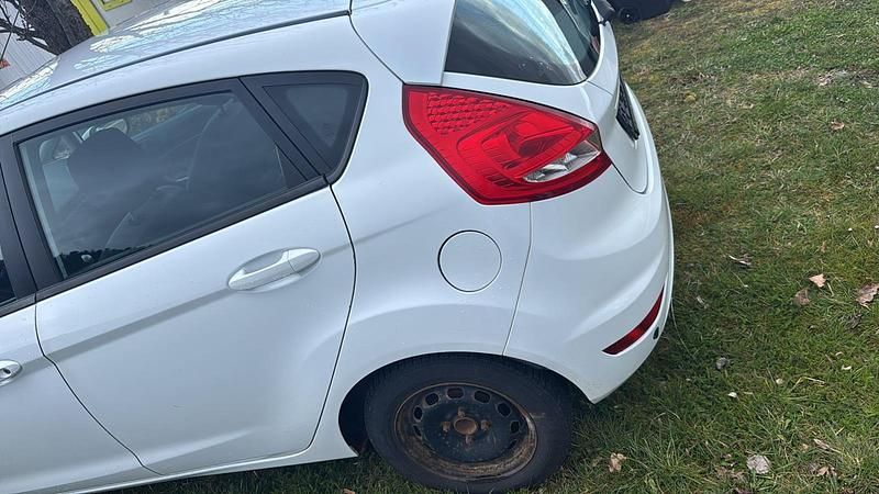 Gebraucht Ford Fiesta 80 PS (58 kW) 2009 Weiß Kleinwagen