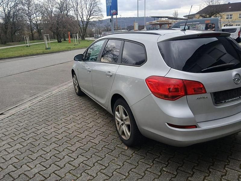 Gebraucht Opel Astra Edition 110 PS (80 kW) 2011 Silber Kombi