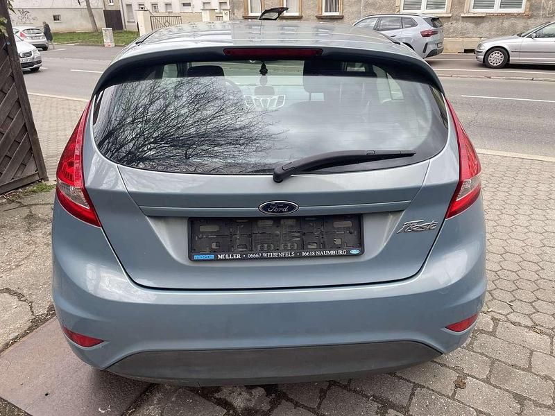 Gebraucht Ford Fiesta Ambiente 82 PS (60 kW) 2009 Blau Kleinwagen