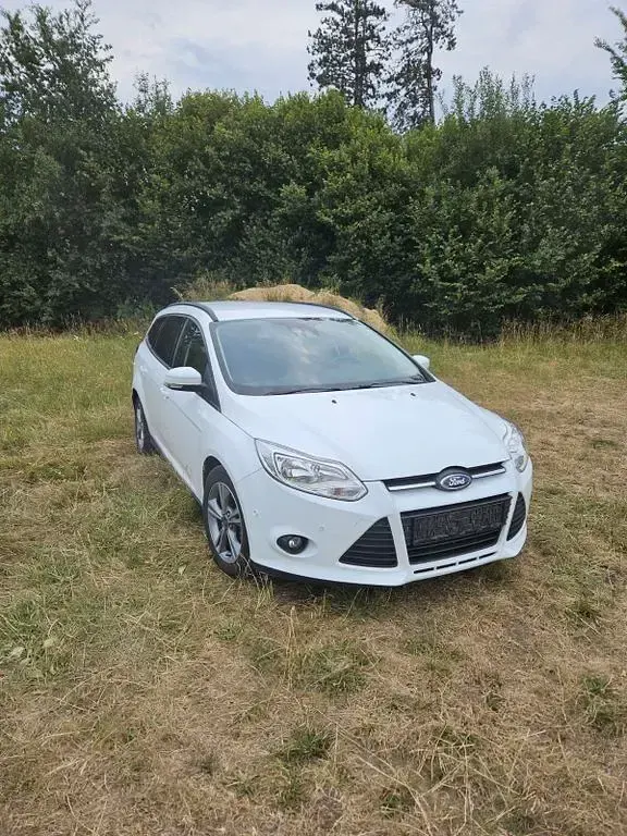Gebraucht Ford Focus SYNC Edition 125 PS (91 kW) 2014 Weiß Limousine