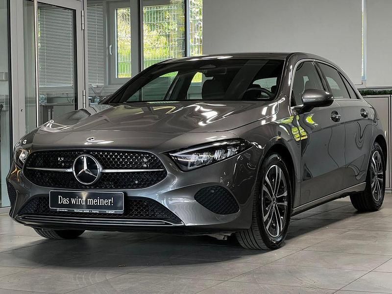 Grau Gebraucht 2024 Mercedes A180 Progressive Limousine | 29.920 € (Fairer Preis) - Bild 1/4