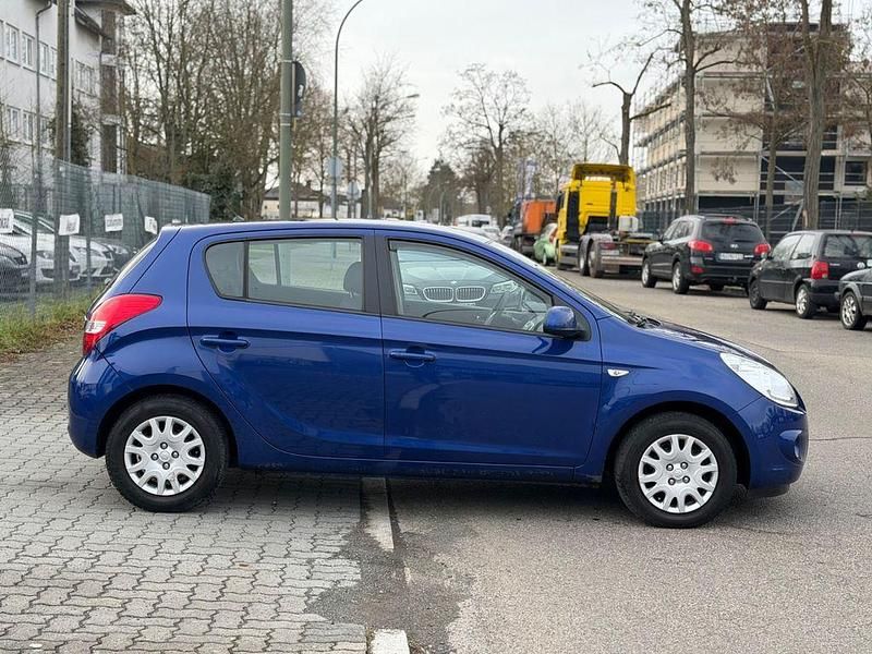 Gebraucht Hyundai i20 Edition+ 77 PS (56 kW) 2011 Blau Limousine
