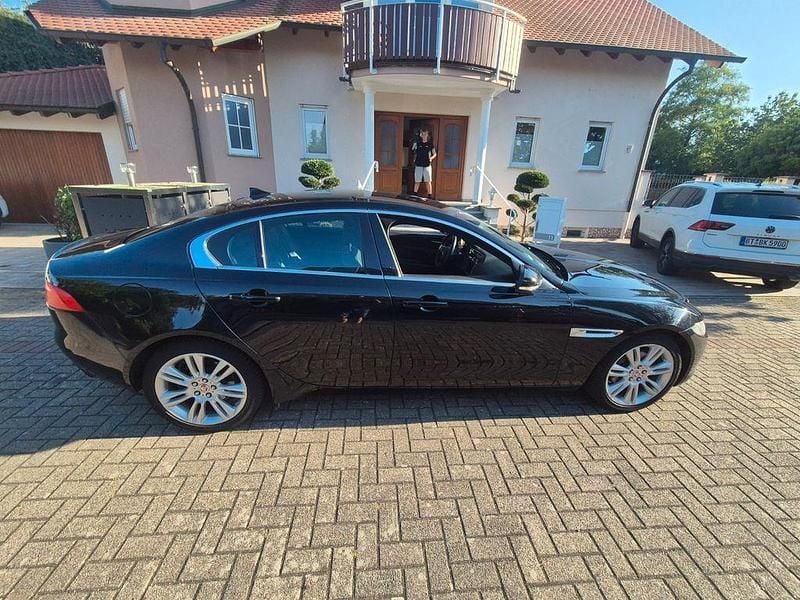 Schwarz Gebraucht 2016 Jaguar XE Pure Limousine | 10.350 € (Fairer Preis) - Bild 1/4