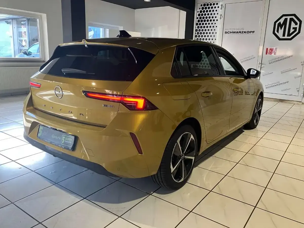 Second-hand Opel Astra 181 CP (133 kW) 2022 Galben Hatchback