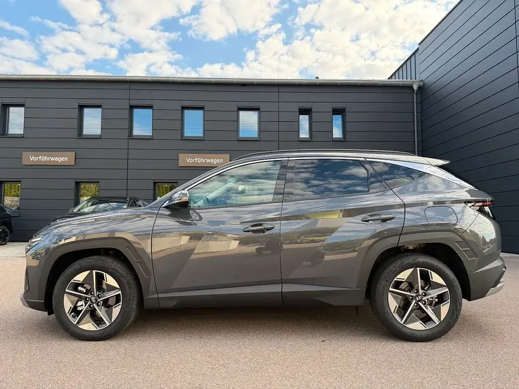 Neu Hyundai Tucson Trend 150 PS (110 kW) 2025 Ecotronic grey SUV