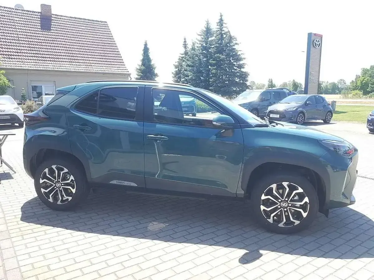 Neu Toyota Yaris Cross 131 PS (96 kW) 2026 Ever rest green metallic SUV