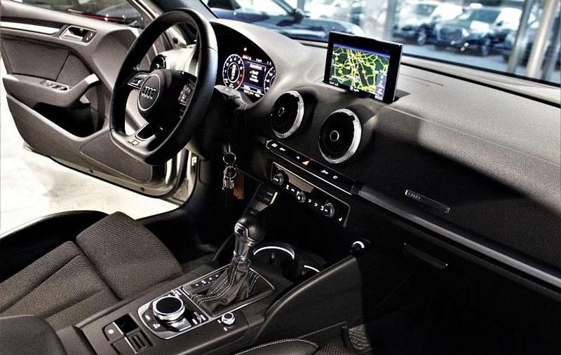 Gebraucht Audi A3 Sport 116 PS (85 kW) 2019 Grau Limousine