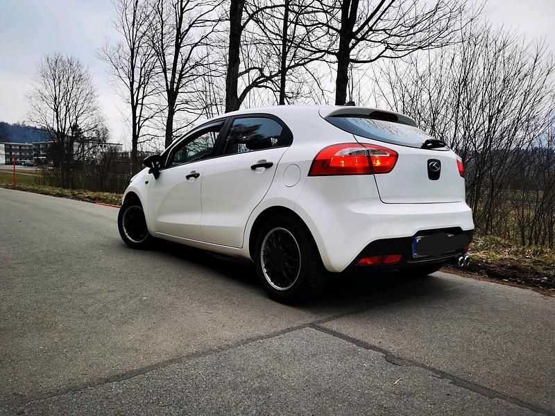 Gebraucht Kia Rio 86 PS (63 kW) 2013 Weiß Kleinwagen