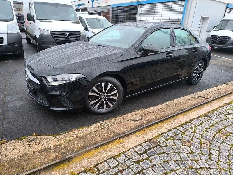Schwarz Gebraucht 2020 Mercedes A180 Limousine | 17.200 € (Guter Preis) - Bild 1/4