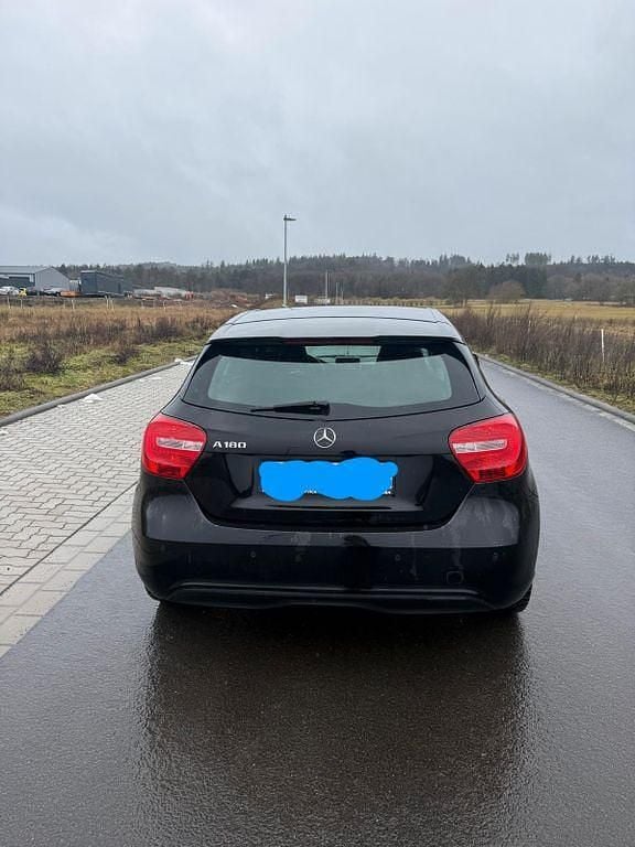Gebraucht Mercedes A180 122 PS (89 kW) 2015 Schwarz Limousine