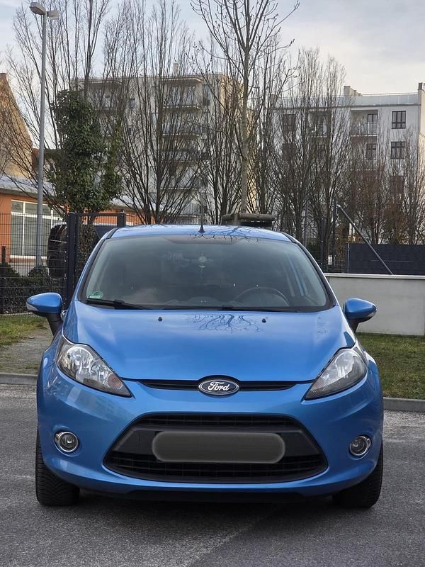 Gebraucht Ford Fiesta 60 PS (44 kW) 2011 Blau Kleinwagen