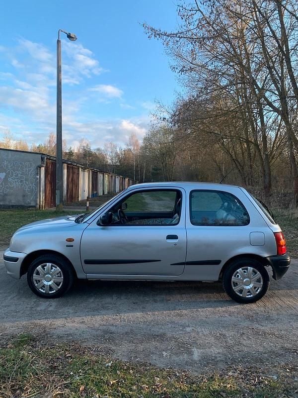 Gebraucht Nissan Micra 54 PS (39 kW) 1999 Silber Kleinwagen
