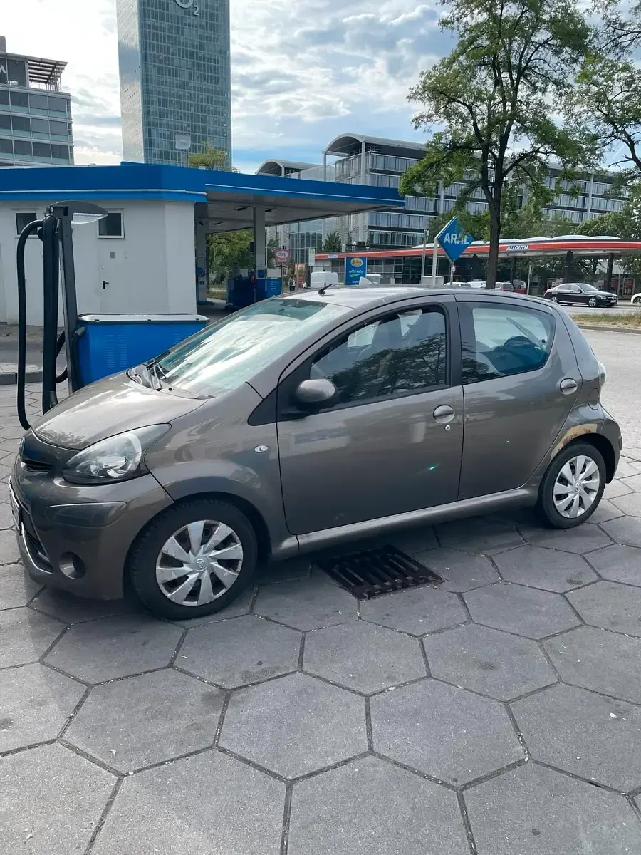 Gebraucht Toyota Aygo 68 PS (50 kW) 2012 Braun Kleinwagen